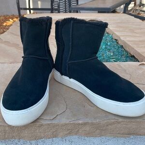 Ugg Lynus Black Suede Sneaker Size 11